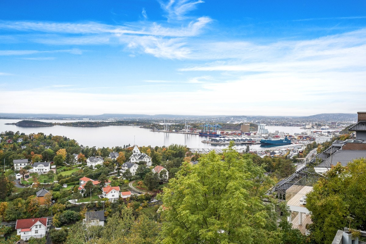 Det er storslagen utsikt mot fjorden fra balkongen. Galleribilde