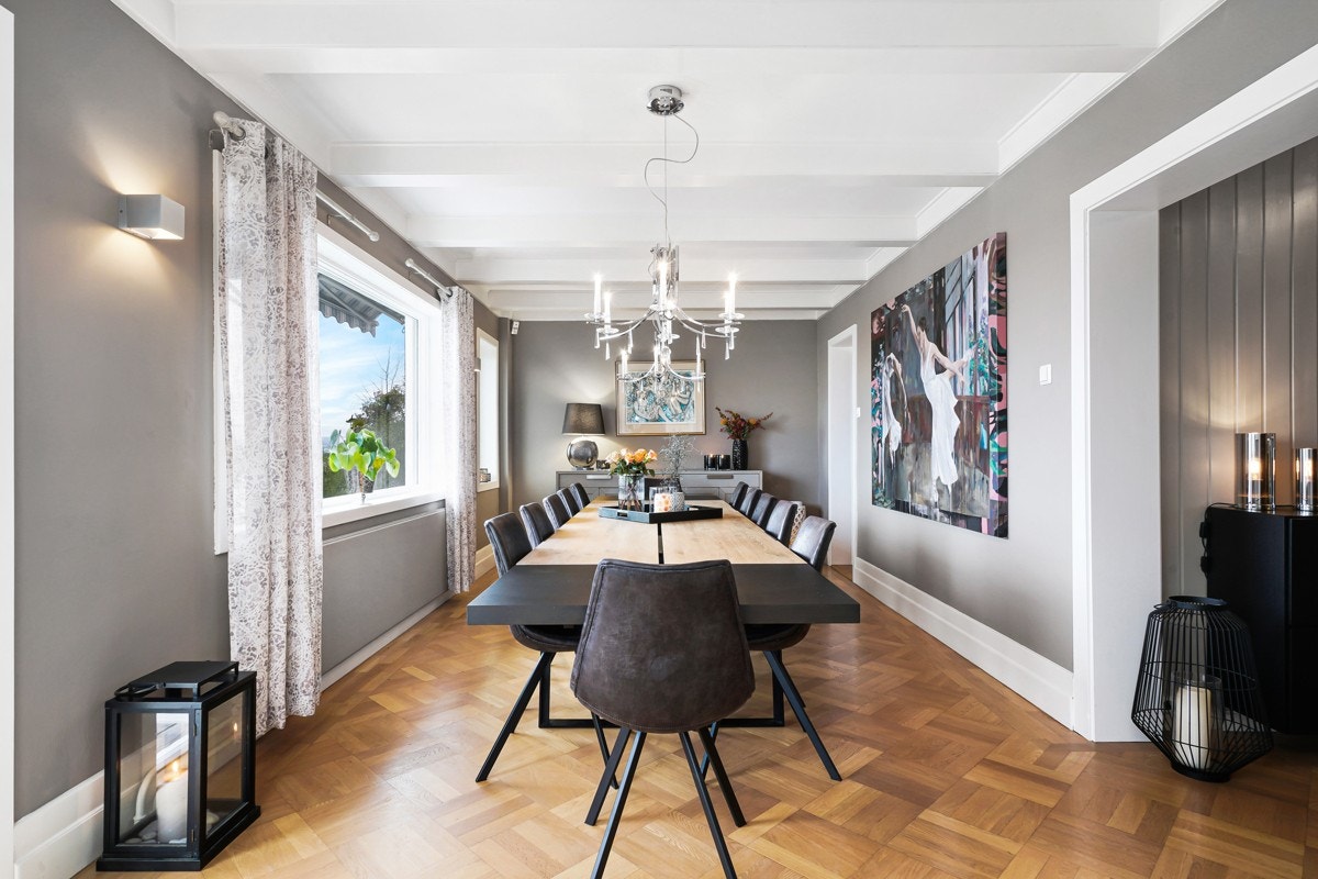 Spisestuen er av såpass størrelse at man med letthet kan dekke til tolv rundt bordet. Galleribilde