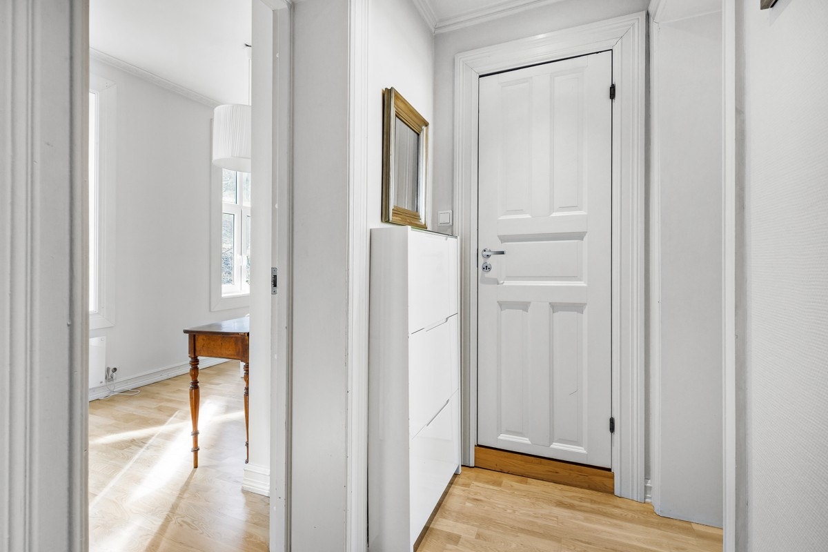 Bak inngangsdøren ønskes du velkommen inn i en lys og herlig bolig. Galleribilde