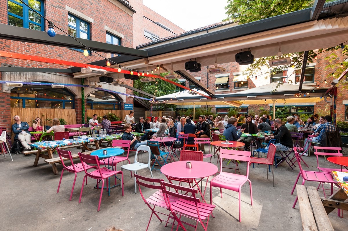 Dattra til hagen. Galleribilde