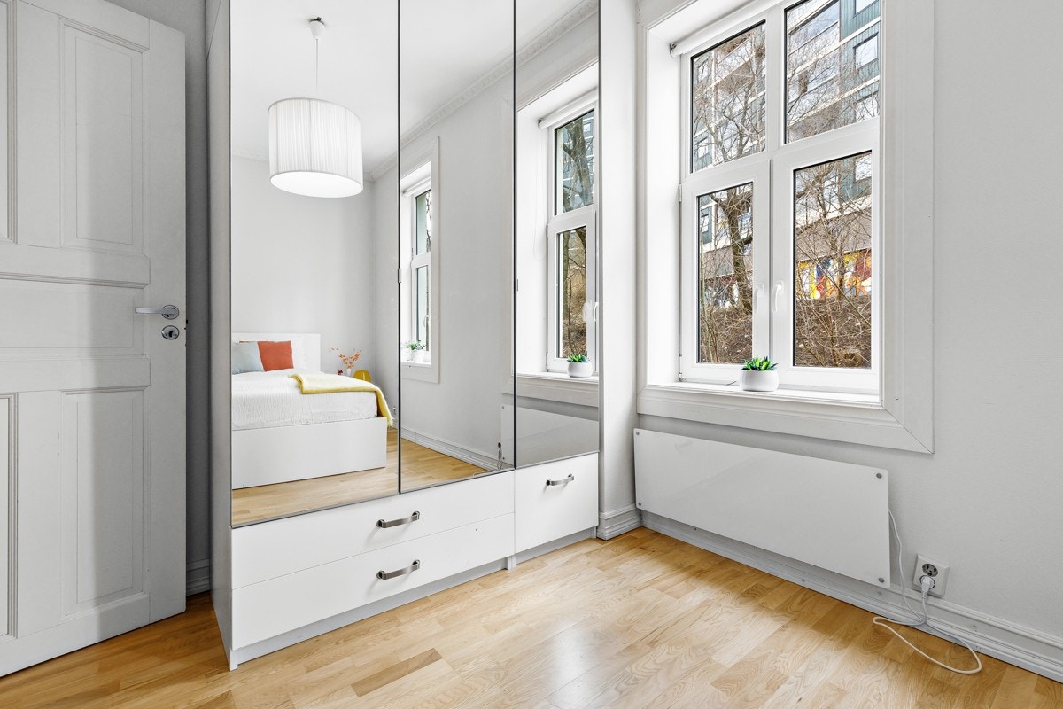 Rikelig med plass for oppbevaring av tøy i praktisk garderobeløsning. Galleribilde