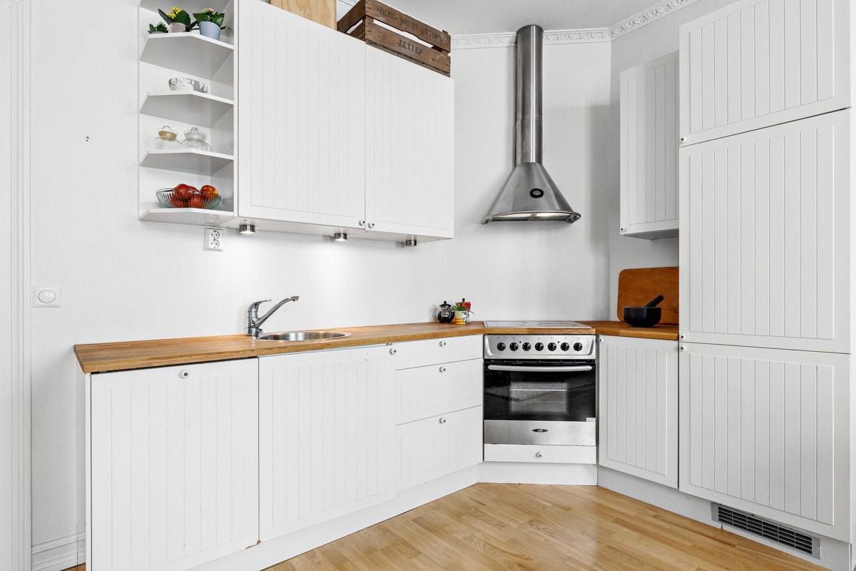 Moderne og tidsriktig kjøkkeninnredning med rikelig av oppbevaringsplass. Galleribilde