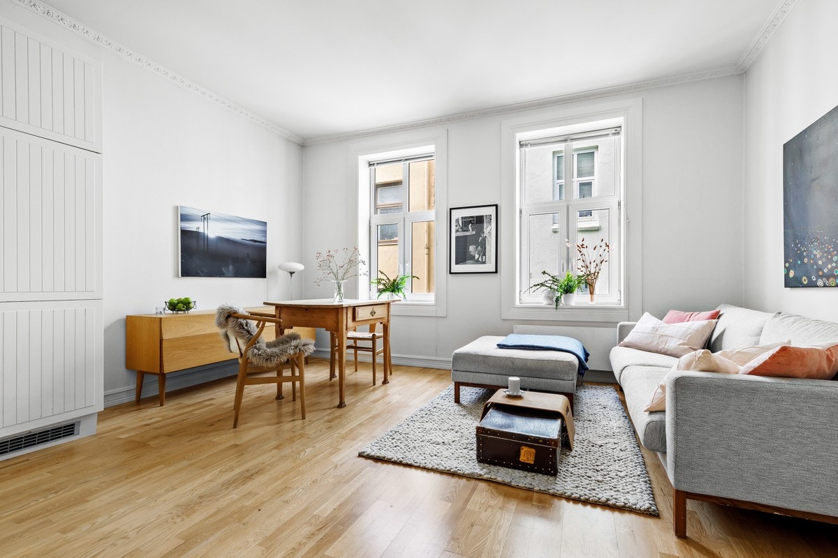 Fra entréen beveger vi oss inn til boligens åpne stue. Stuen er romslig og man kan enkelt innrede etter ønske og behov. Galleribilde
