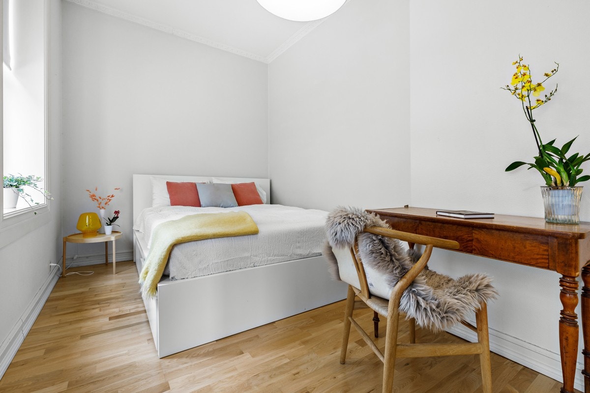 Soverommet vender ut mot fredlig bakgård. Her kan vi garantere en god natts søvn! Galleribilde