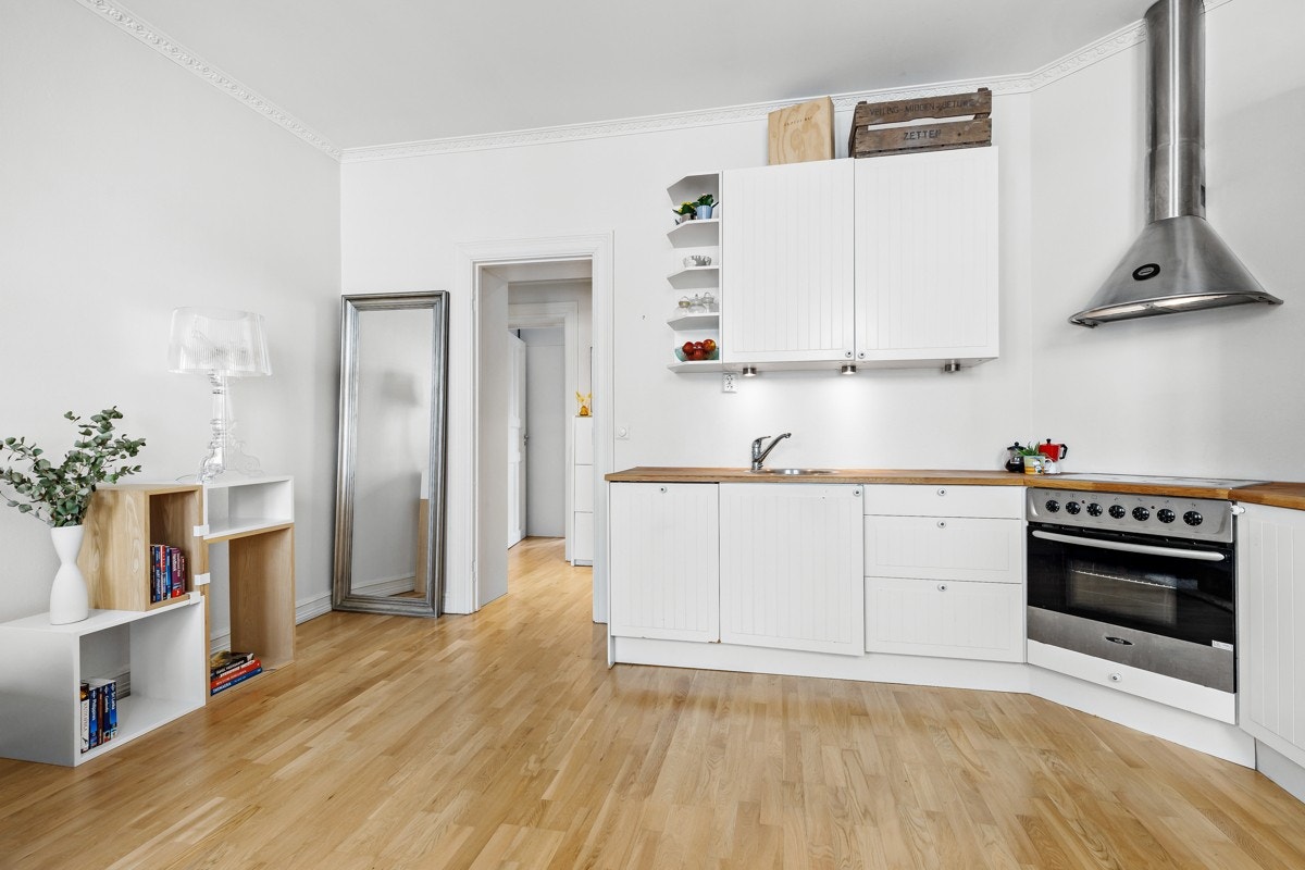 Boligens kjøkken ligger i åpen løsning med både spisestuen og stuen. Dette gjør det enkelt å underholde gjester samtidig som man lager ferdig maten. Galleribilde