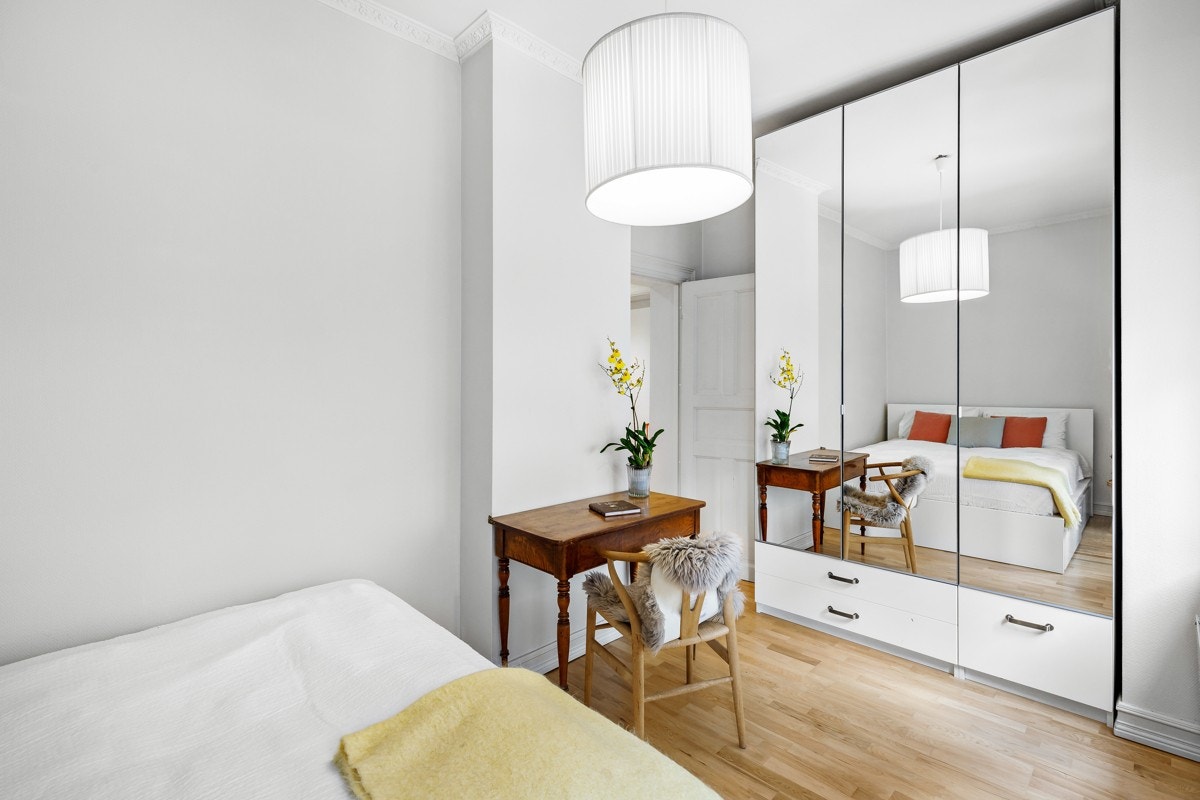 Om ønskelig, er det til og med plass til sminkebord eller eventuelt kontorløsning. Galleribilde