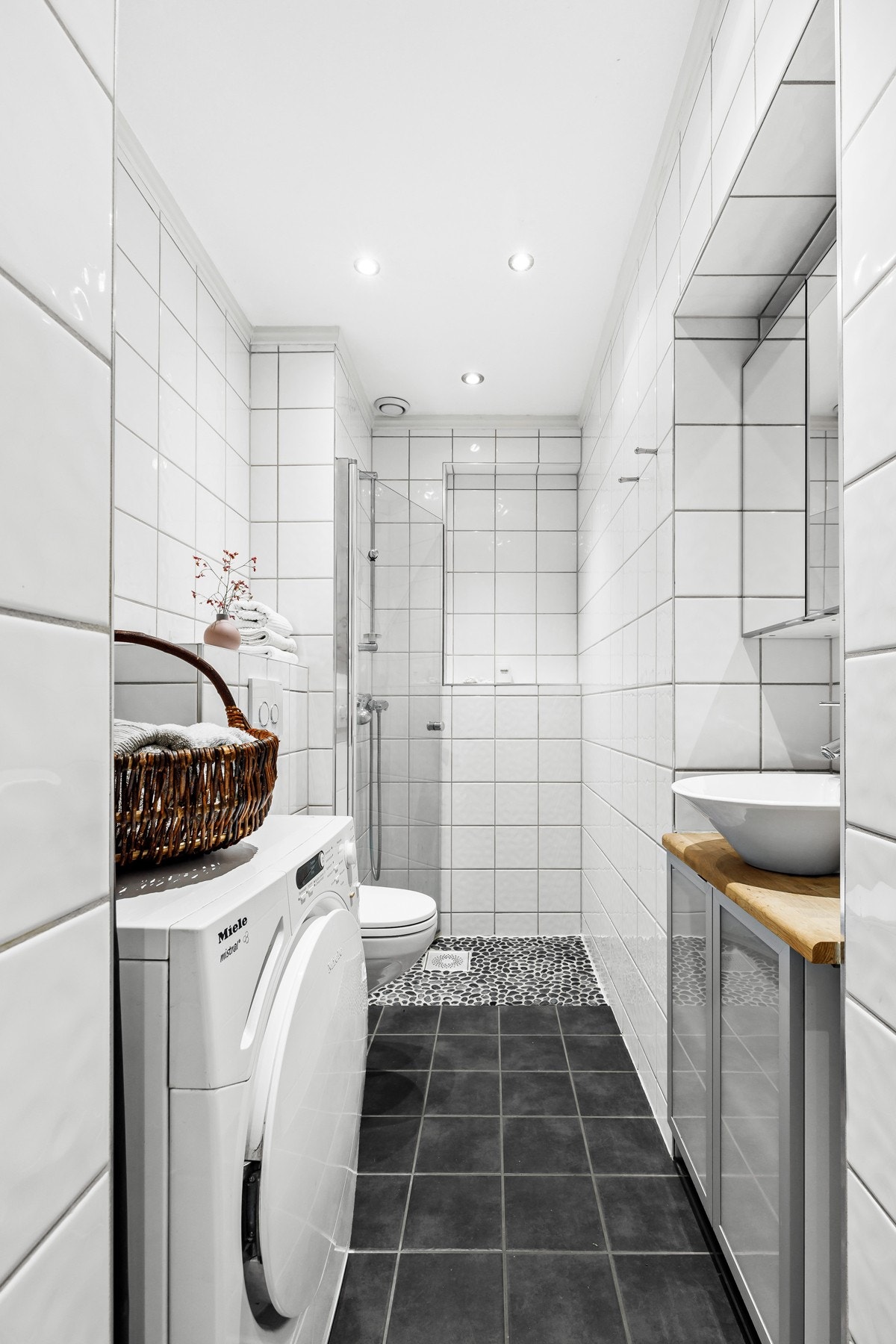 Badet fremstår som moderne og er delikat flislagt. Galleribilde