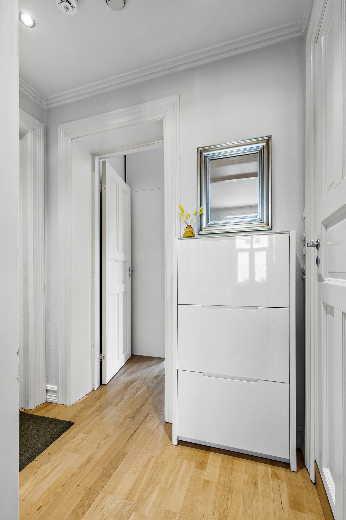 Rikelig med plass for oppbvaring av yttertøy. Galleribilde