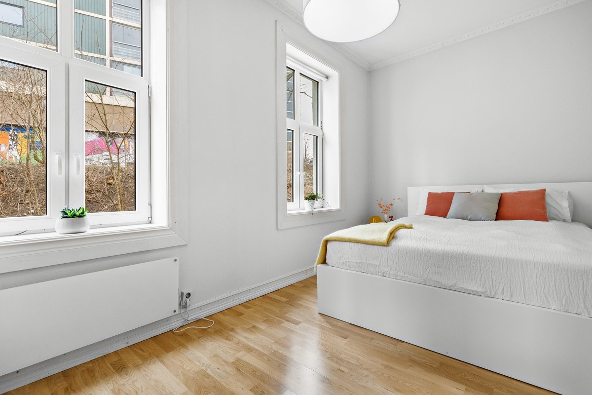 Boligens soverom er av romslig størrelse, hvor det er god plass til å innrede både med dobbeltseng og tilhørende nattbord. Galleribilde