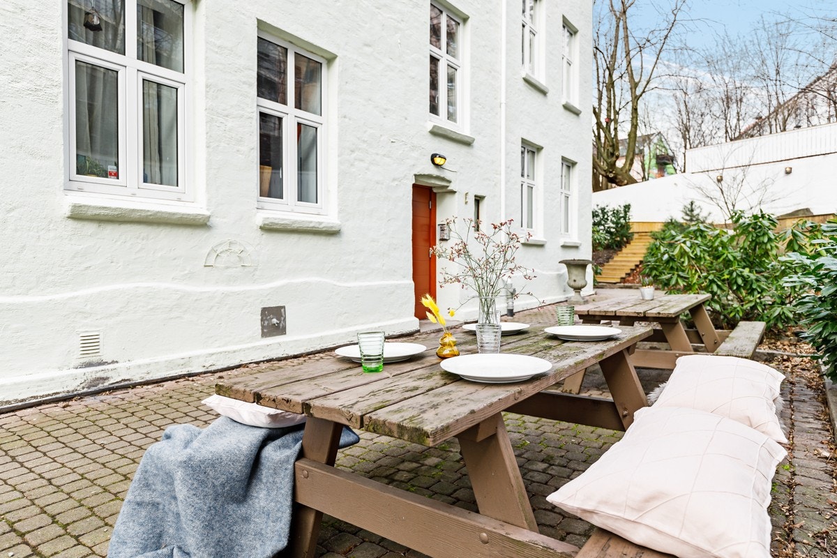 Flere benker i bakgården sørger for at man kan nyte lange sommerdager så vel som sene høstkvelder her. Galleribilde