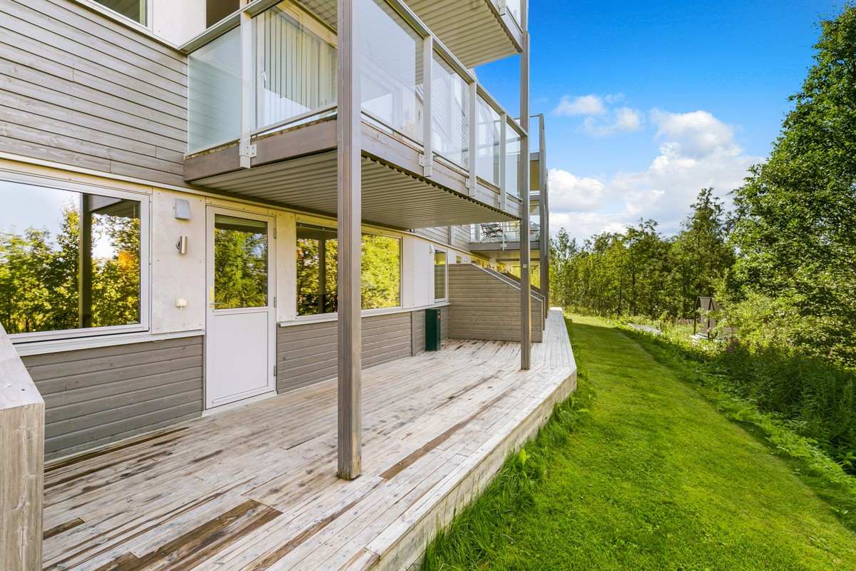 Den vestvendte terrassen kan skilte med gode solforhold