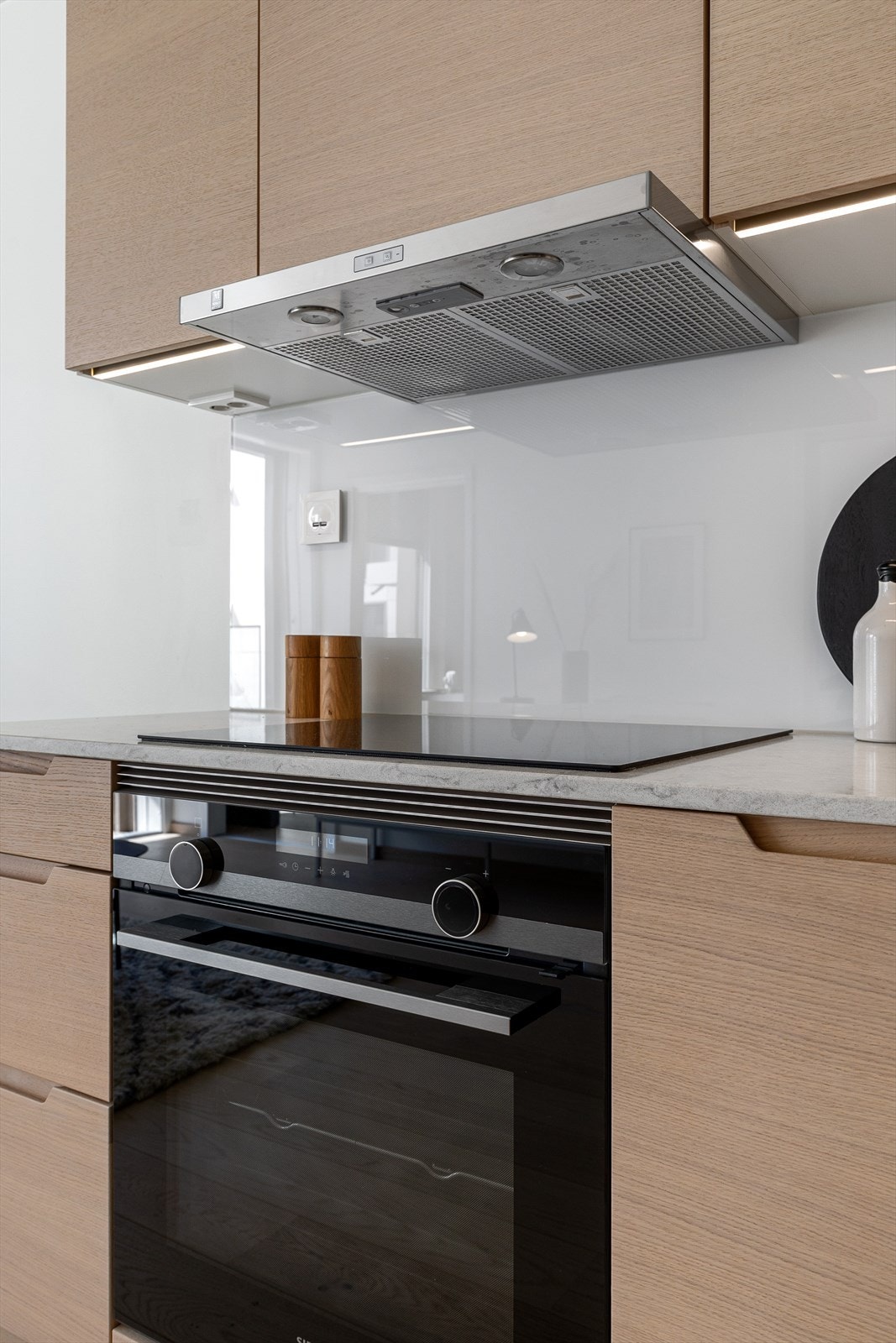 Integrerte hvitevarer fra Siemens som består av komfyr, oppvaskmaskin og kjøleskap med fryser Galleribilde