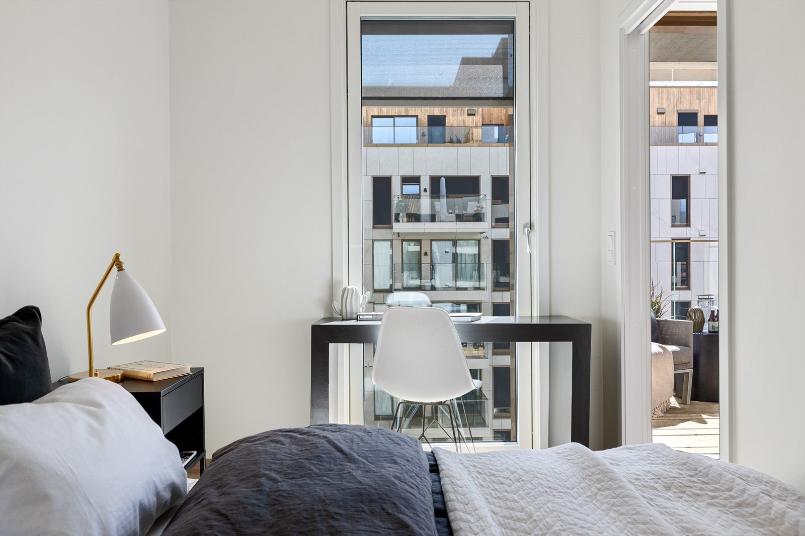 Rommet har utgang til fransk balkong med utvendig markise Galleribilde