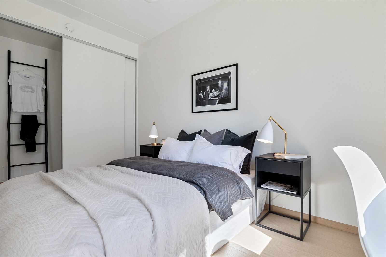 Romslig soverom med god plass til dobbeltseng, nattbord og skyvedørsgarderobe Galleribilde