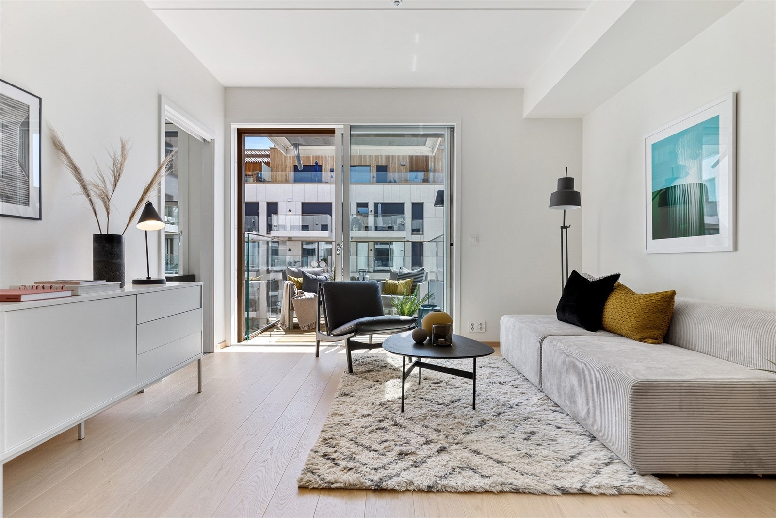 Lys stue med god plass til sofagruppe med tilhørende stuemøblement Galleribilde