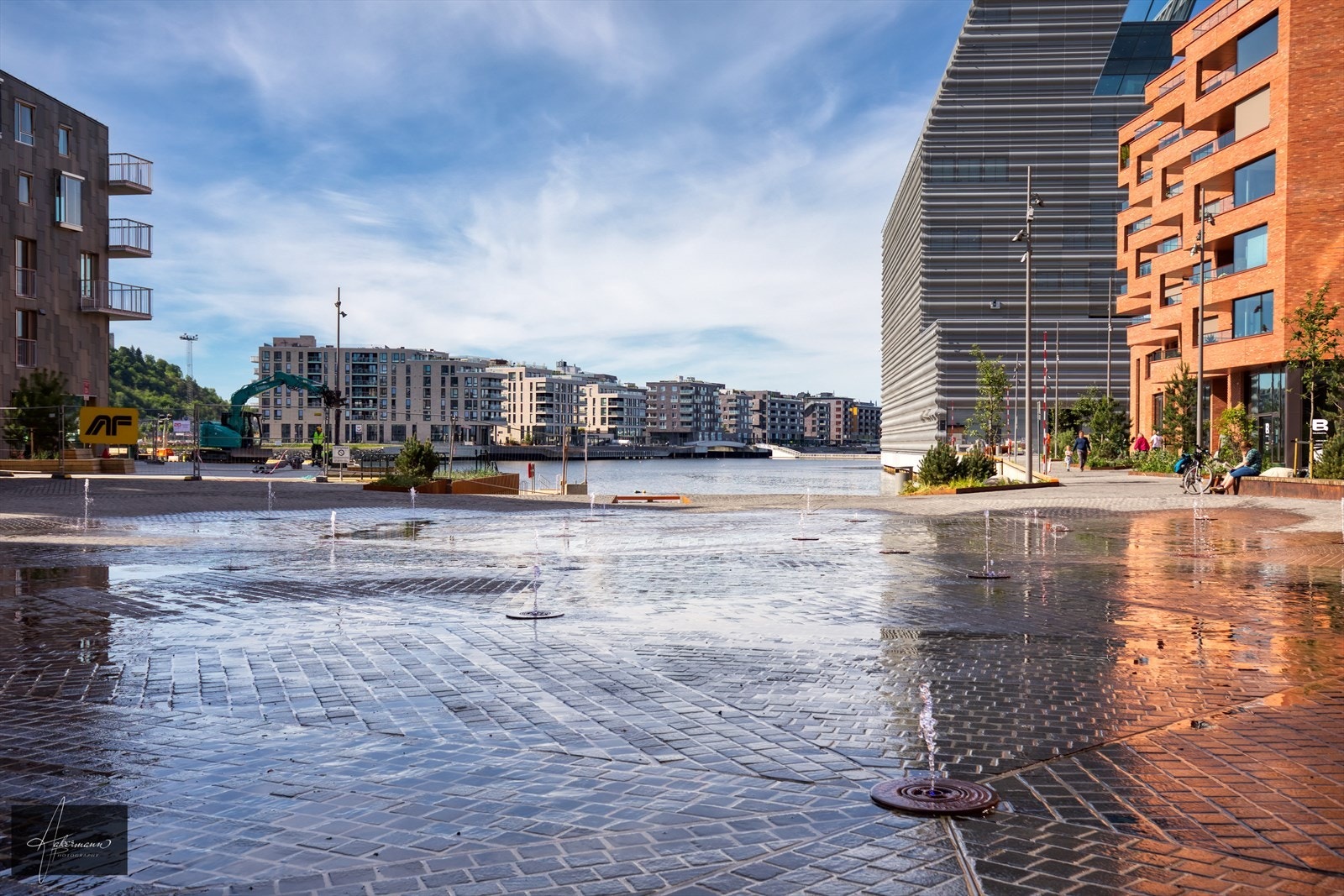 Utenfor døren har man et hyggelig torg med fontene og servicetilbud Galleribilde