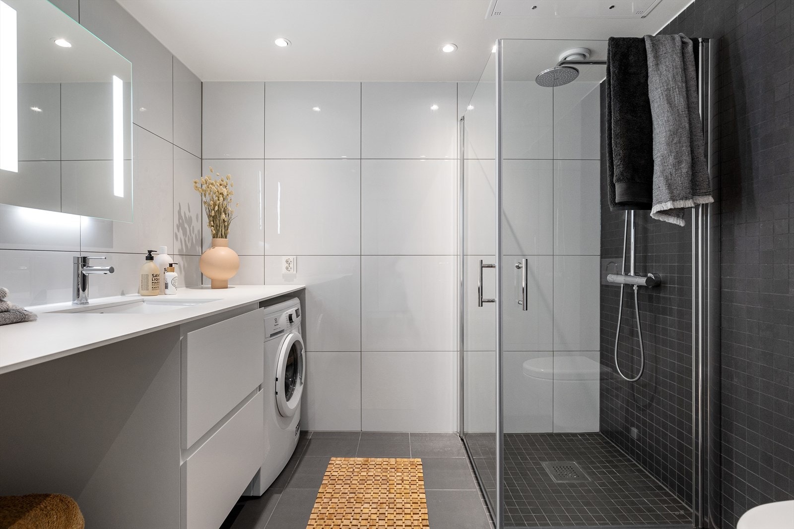 Delikat baderom med moderne fliser, downlights i himling og gulvvarme Galleribilde