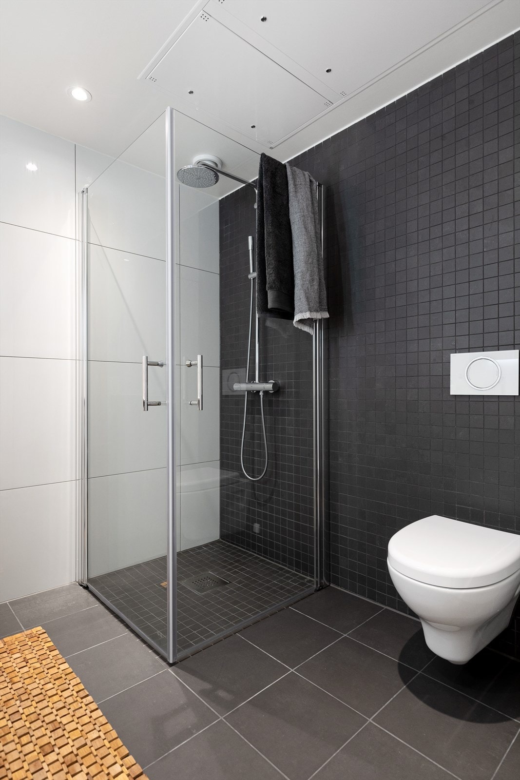 Dusjsone med regnfallsdusj og innfellbare glassdører Galleribilde