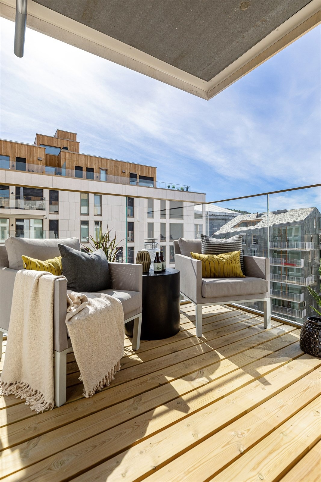 Balkongen vender mot rolig gårdsrom Galleribilde