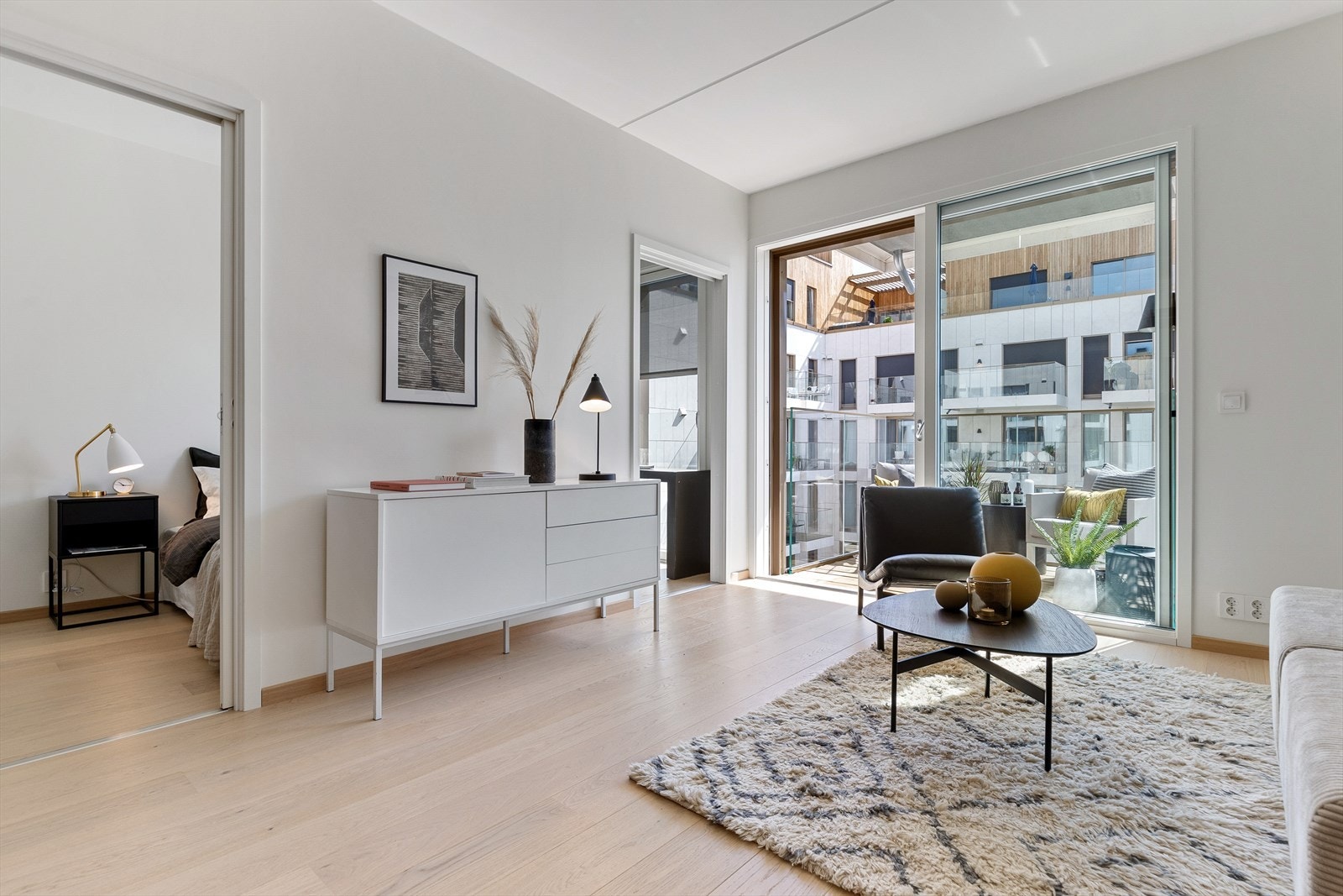 Balkongen fungerer fint som forlengelse av stuen Galleribilde