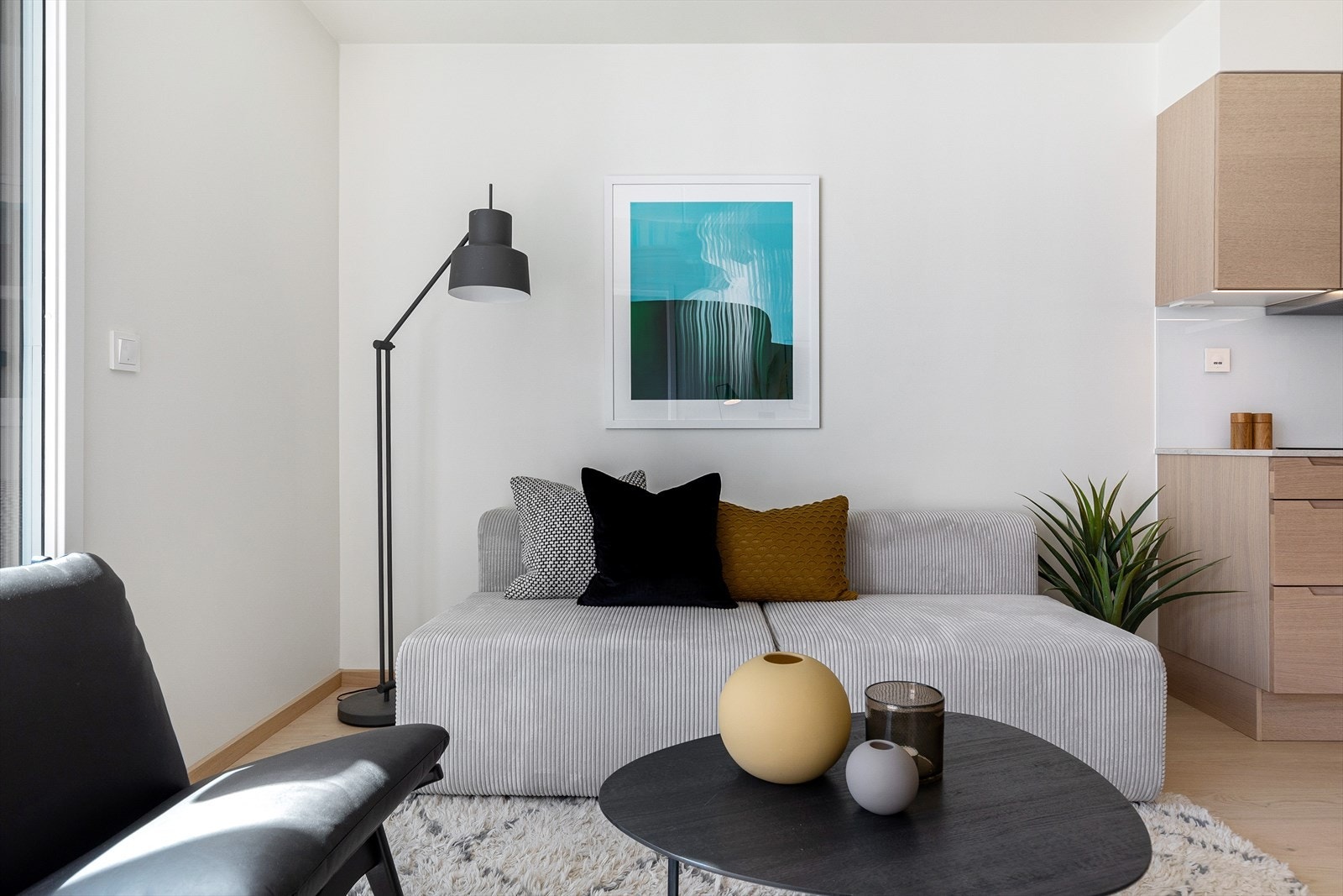 Stuen har en planløsning som gjør den enkel å møblere Galleribilde