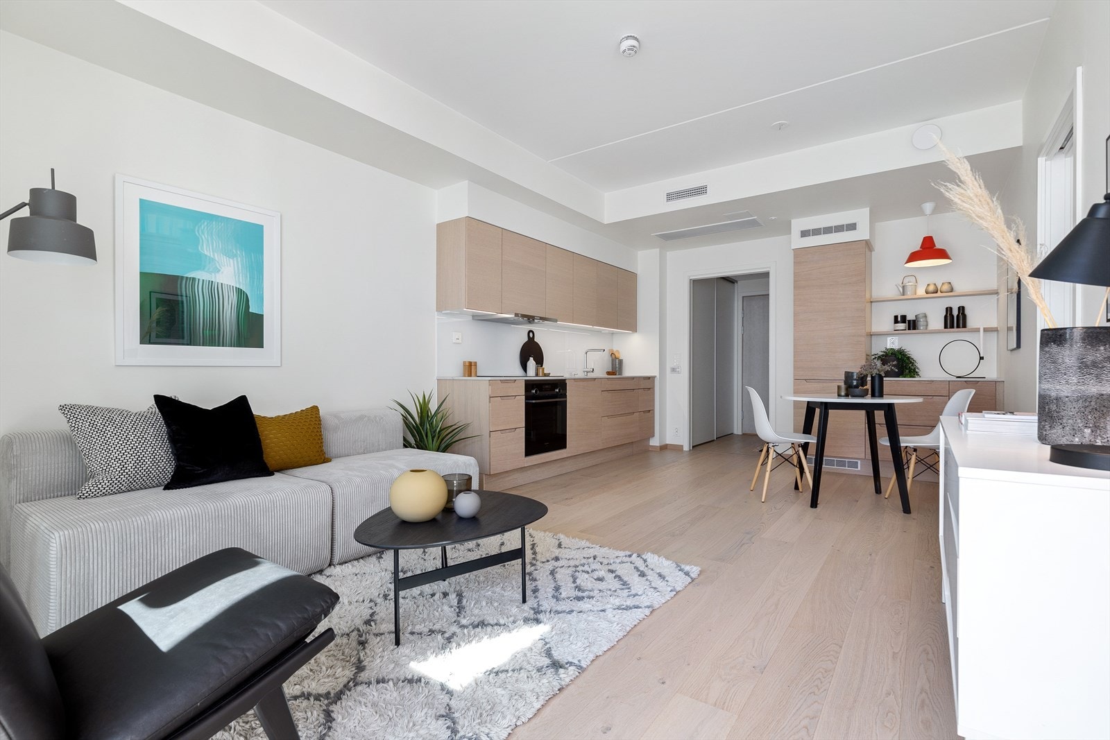 Boligen oppleves gjennomført med pen parkett, vannbåren gulvvarme og lune fargevalg Galleribilde