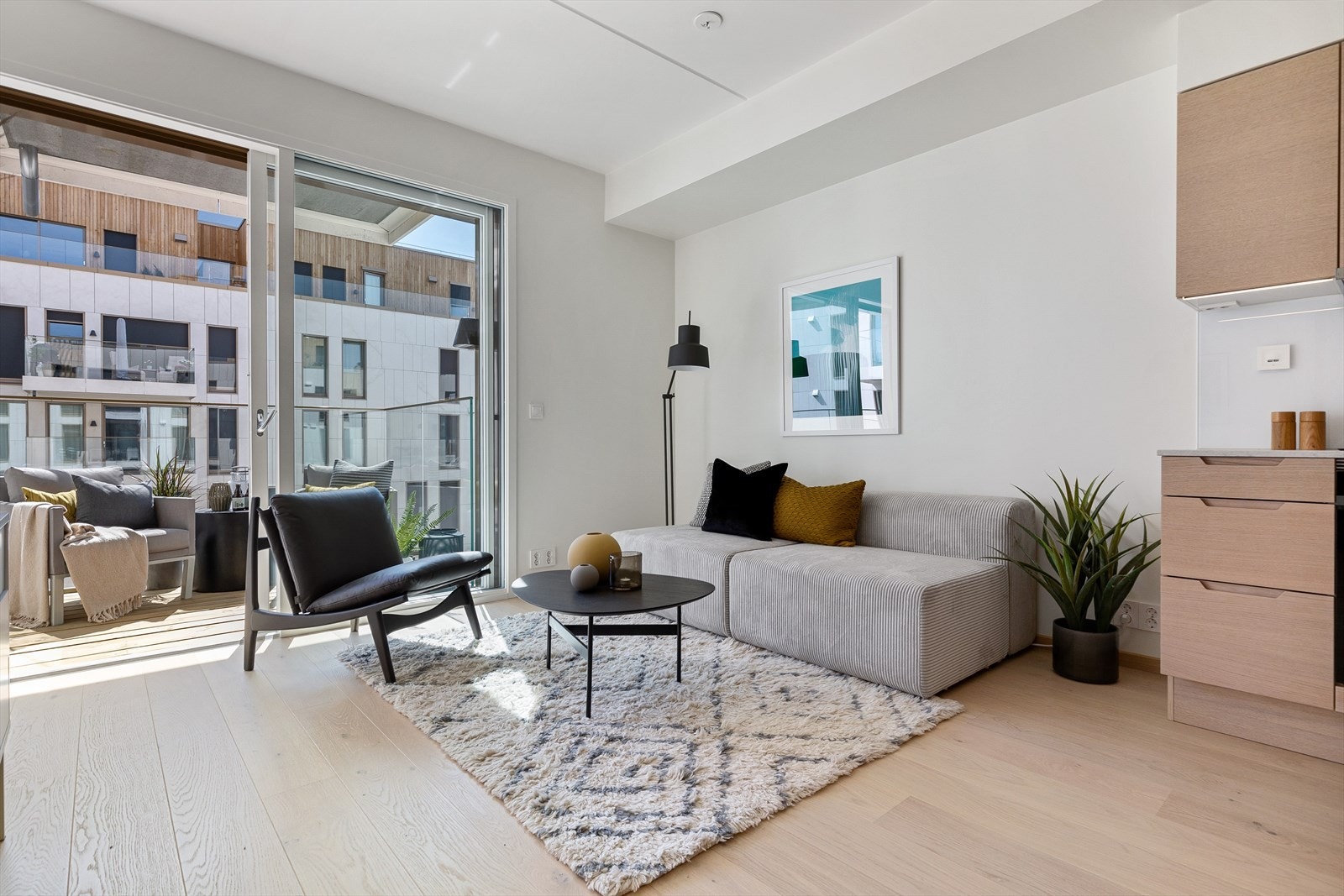 Utgang fra stuen til balkong og hyggelig sofakrok Galleribilde