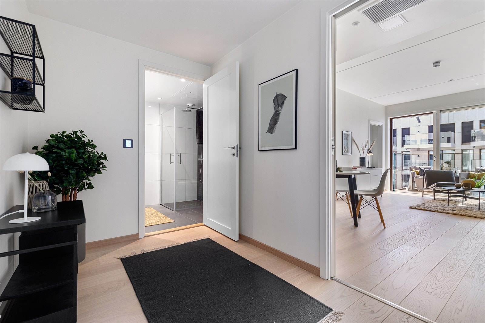 Her er det god plass til oppbevaring av sko og yttertøy i skyvedørsgarderobe Galleribilde