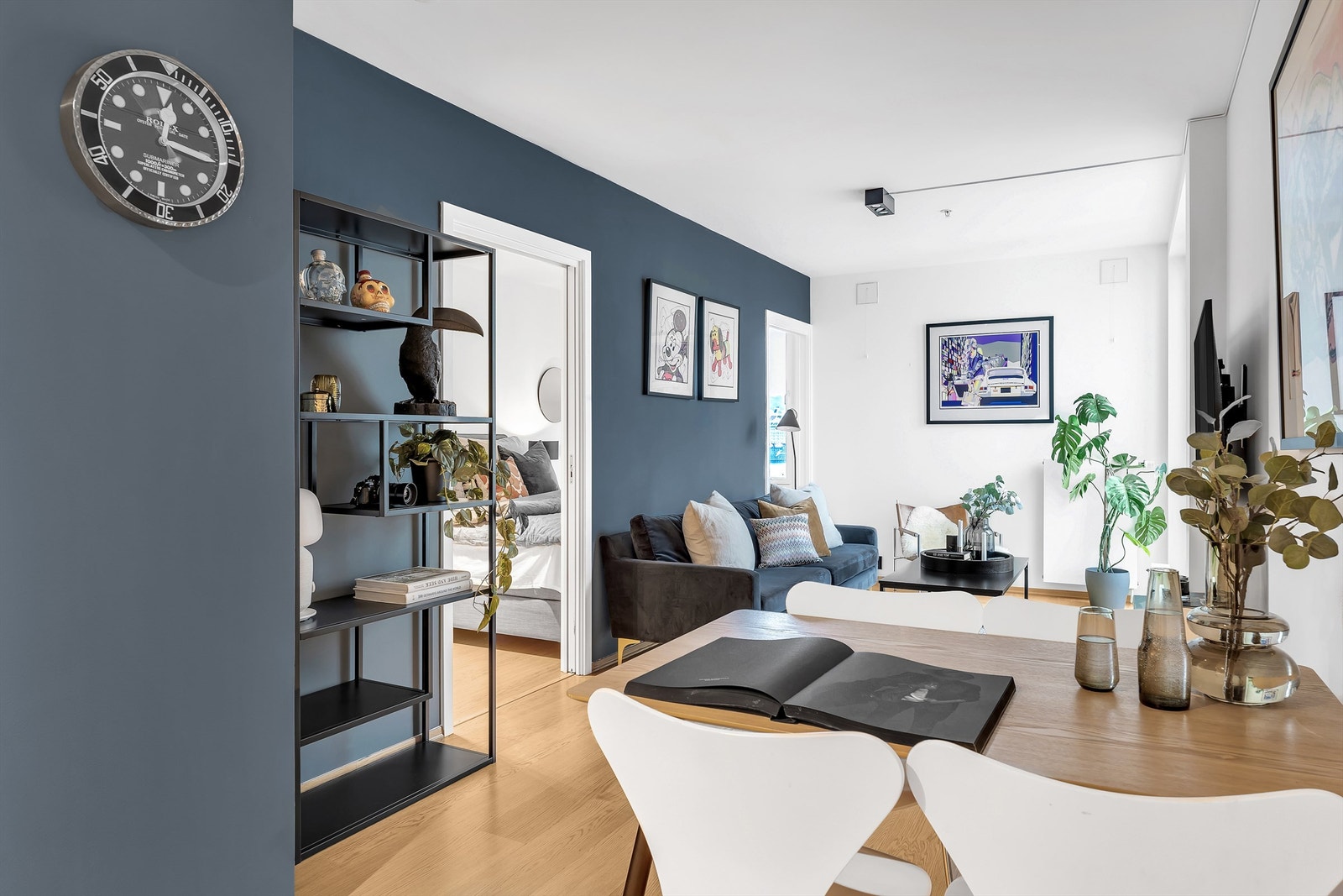 Sarah Aamodt i Krogsveen Aker Brygge har gleden av å presentere en lekker og moderne 2-roms i 7. etg i Olav Selvaags plass 4 på Tjuvholmen. Galleribilde