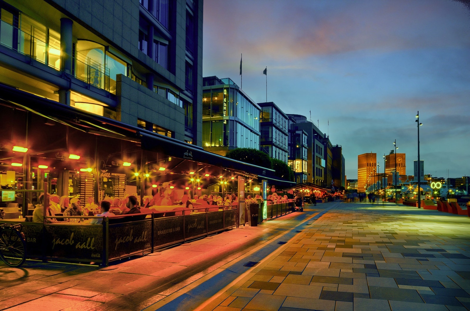 Kveldsstemning på Aker Brygge. Det er et meget godt utvalg av restauranter både på Aker Brygge og Tjuvholmen. Galleribilde