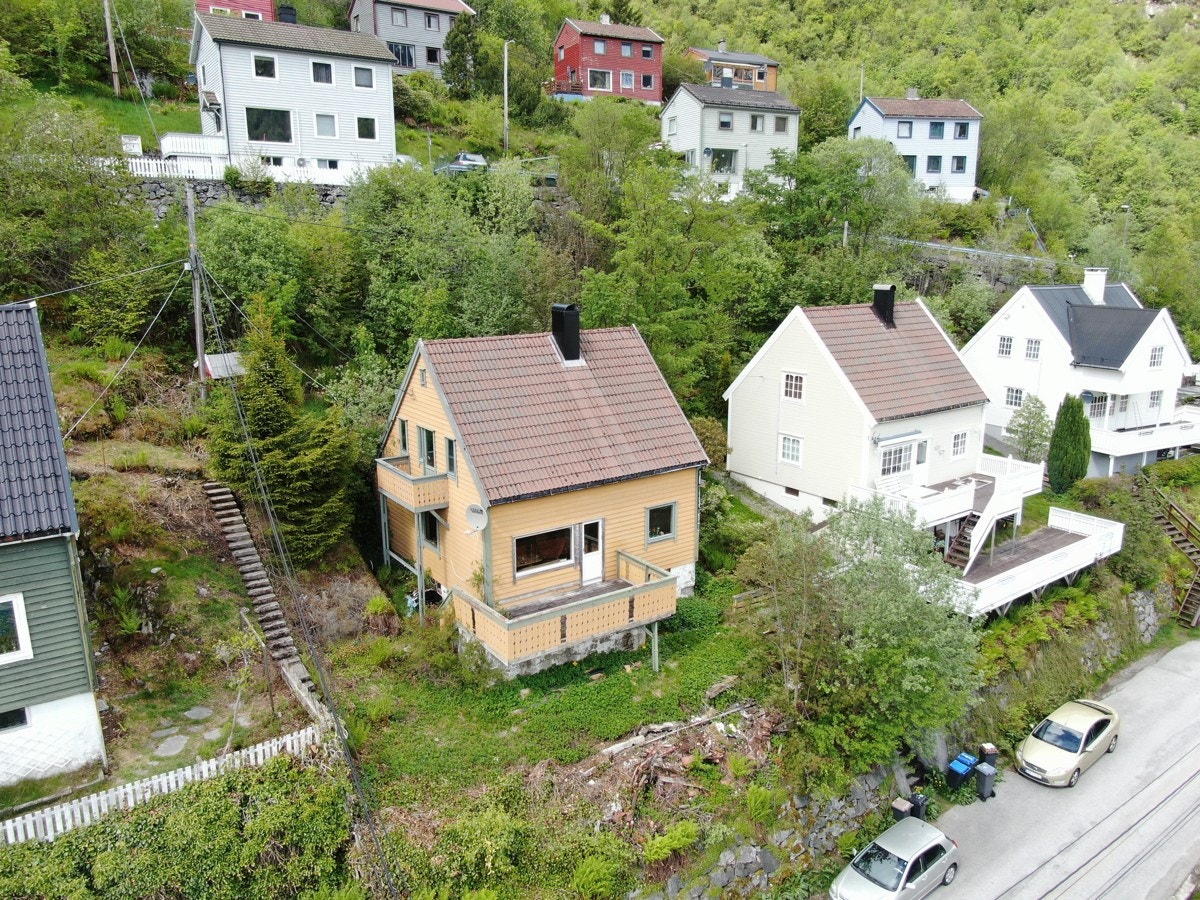 FE| Svanhild Hålandsveg 6 - utsiktstomt med rivnings-/ rehabiliteringsobjekt Galleribilde