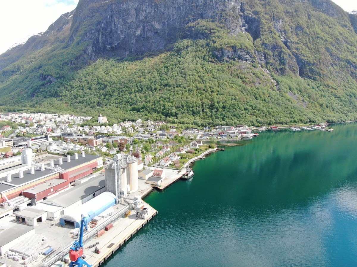 Bilde mot Høyanger sentrum Galleribilde