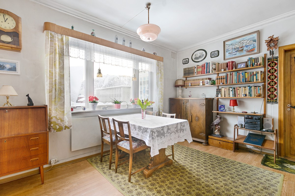 Romslig spisestue med plass til stort spisebord