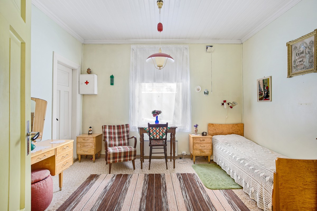 Romslig soverom i 1. etasje