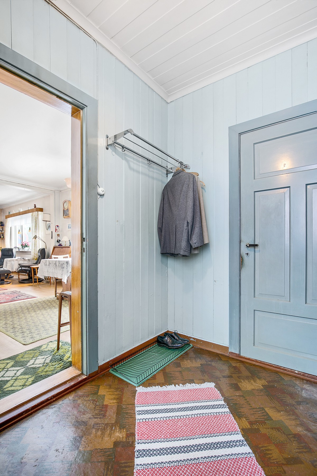Entrè i 1. etasje med adkomst til spisestue