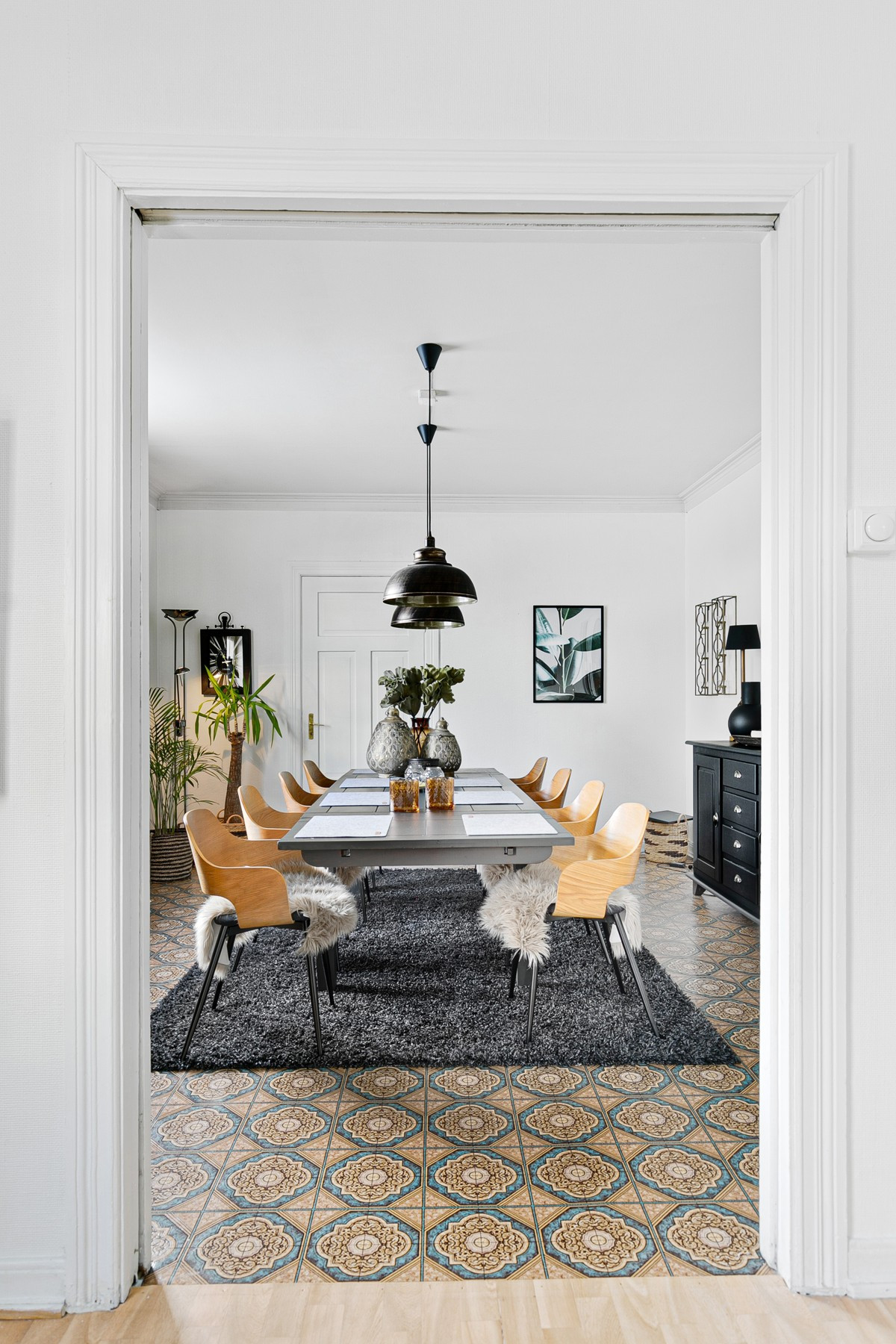 Spisestuen er romslig og har plass til stort bord
