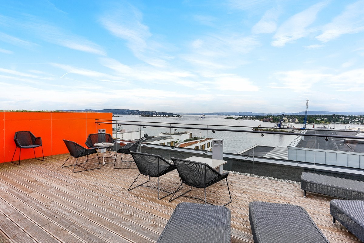Stor felles takterrasse med storslagen utsikt. Galleribilde
