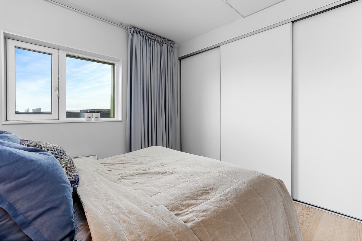 Hovedsoverom med stor skyvedørsgarderobe. Galleribilde