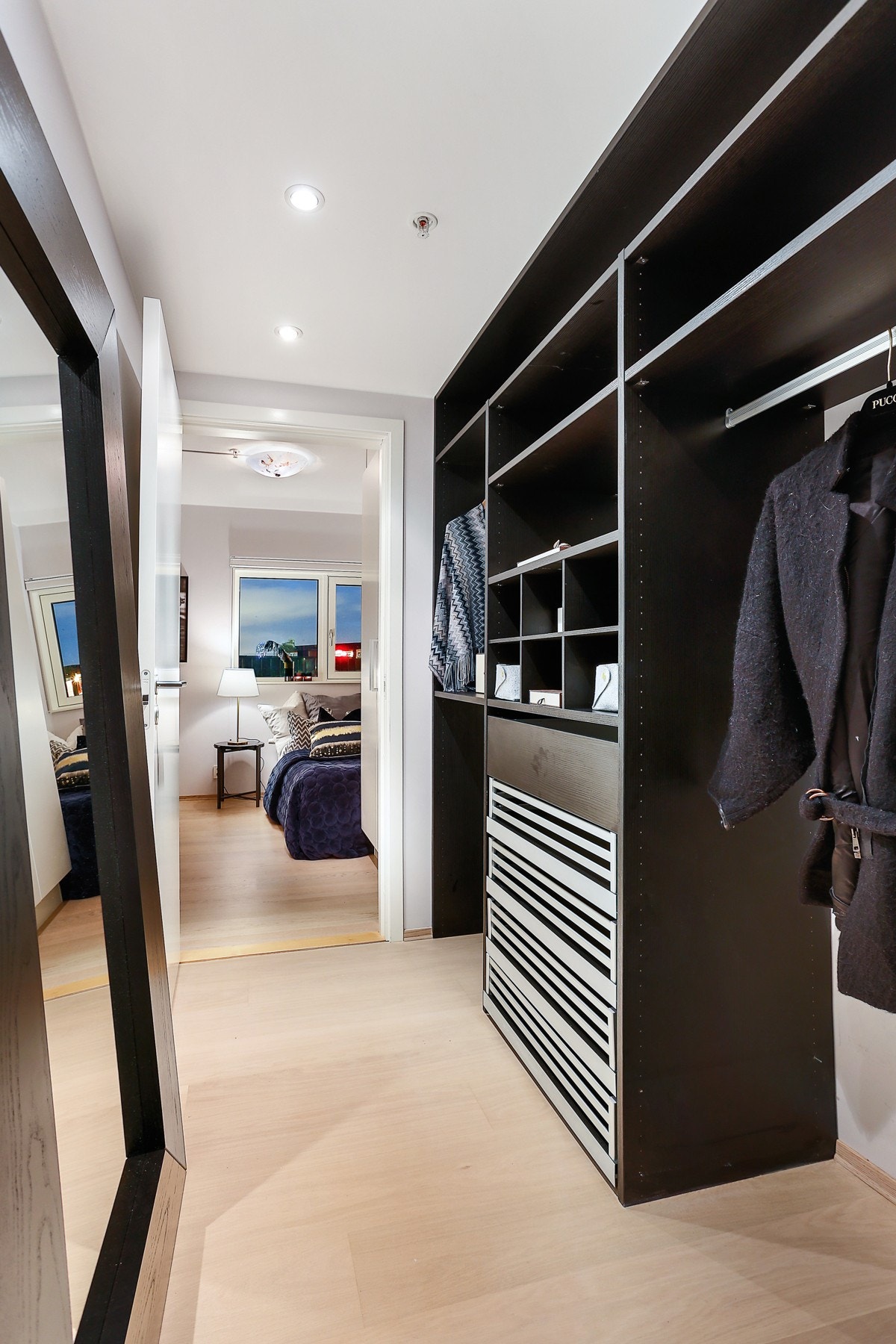 Eksklusiv plassbygget garderobe. Galleribilde