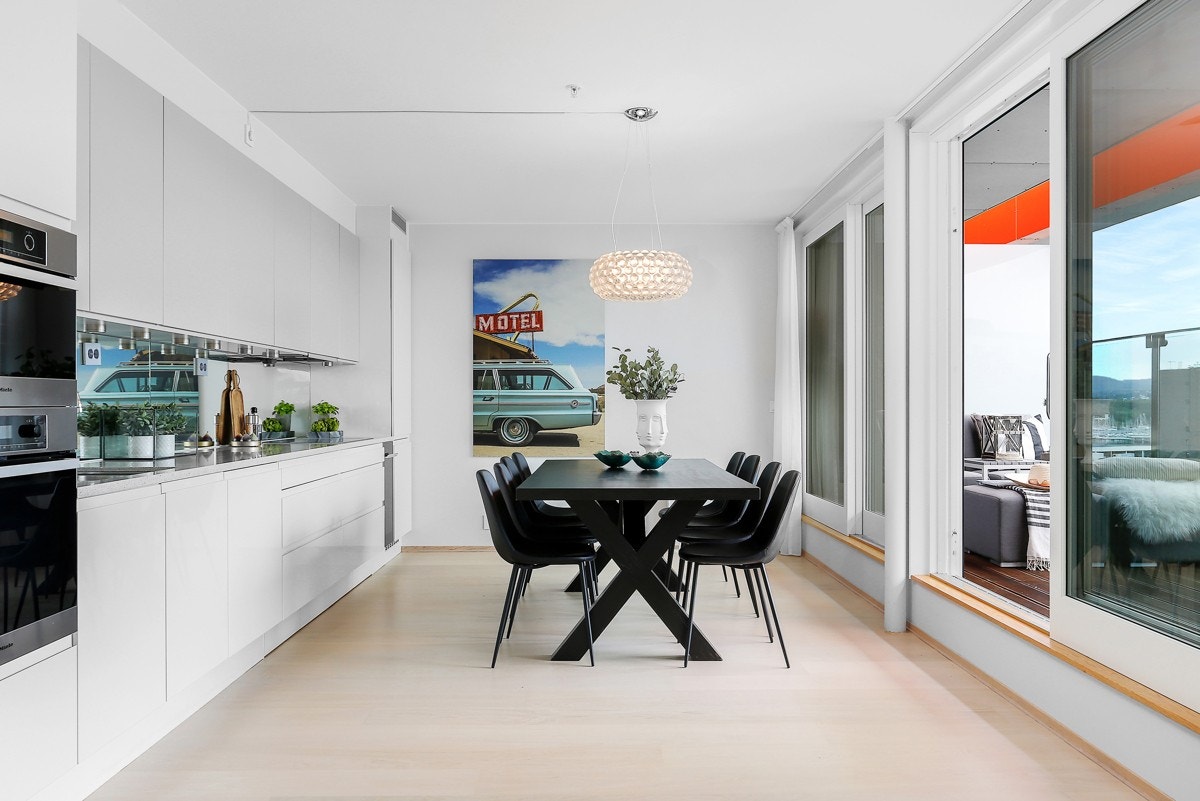 Kjøkkenet er holdt i et tidløst design og har integrerte kvalitetshvitevarer. Galleribilde