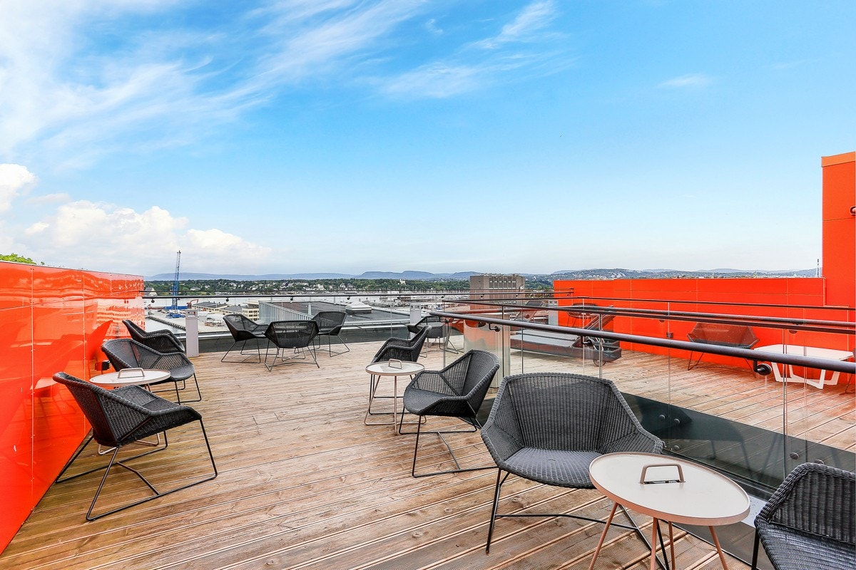 Stor felles takterrasse med storslagen utsikt. Galleribilde