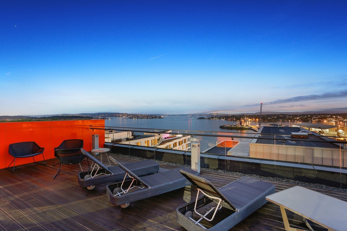 Stor felles takterrasse med spektakulær utsikt. Galleribilde