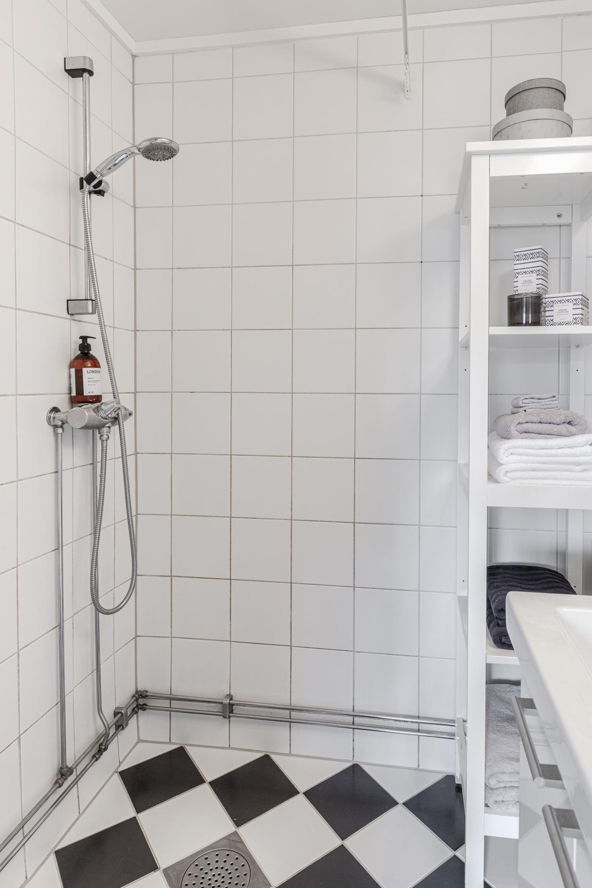 Badet har deilig gulvvarme og opplegg for vaskemaskin. Galleribilde