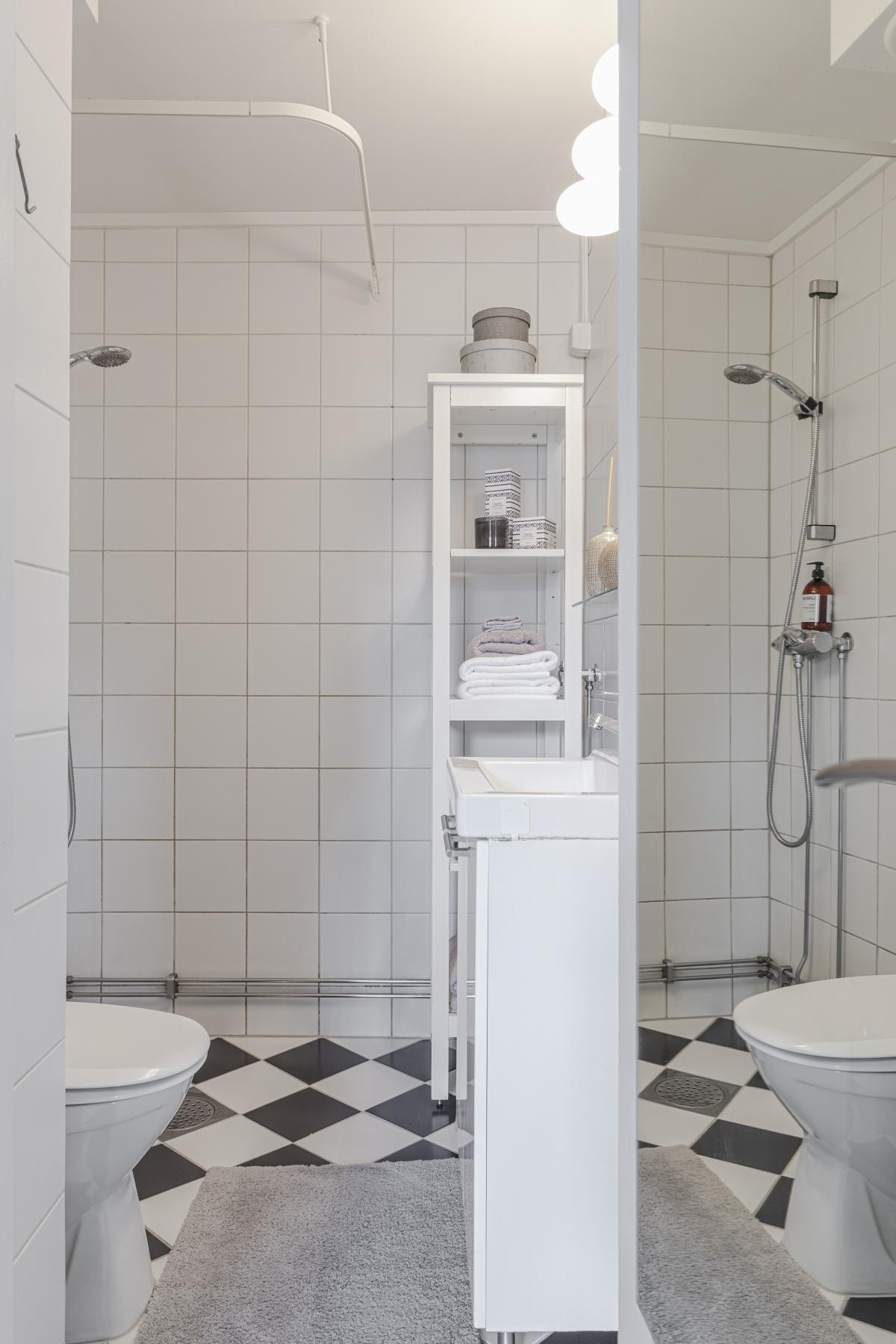 Badet fremstår med tidløse, helflisede overflater i regi av brl. fra 2002. Galleribilde