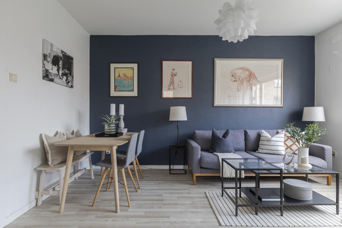 I den tiltalende stuen er det plass for både sofaløsning med tilhørende møblement og spisebord. Galleribilde
