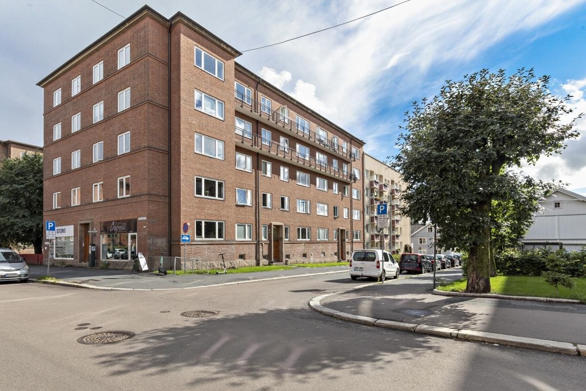 Fra boligen er det kort gangavstand til fotballbane og idrettshall på Dælenenga, samt få meter til treningssenter. Galleribilde