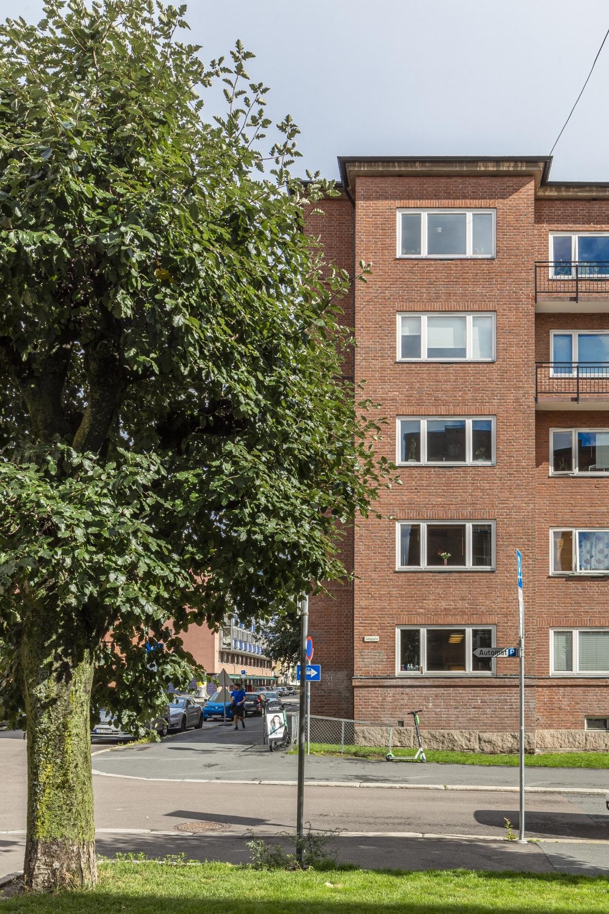 Beboerne har tilgang til en hyggelig, inngjerdet og pent opparbeidet bakgård. Galleribilde