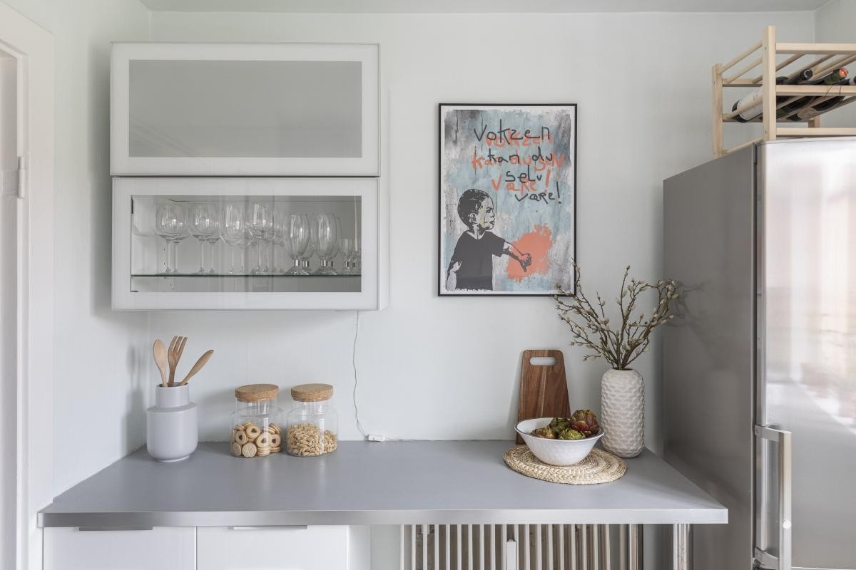 Ved kjøkkenvinduet er det plass til et lite spisebord. Galleribilde