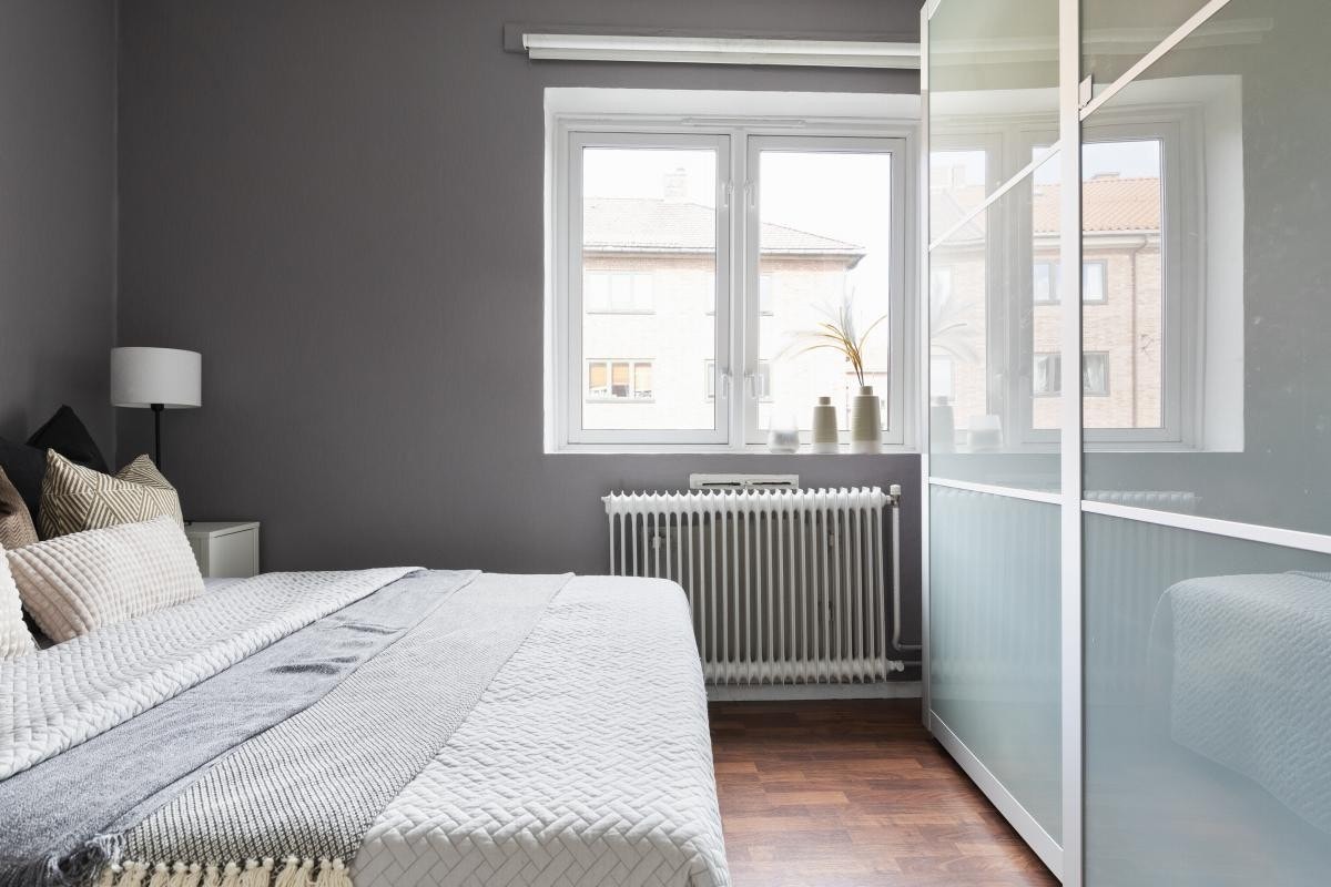 På soverommet er det god oppbevaringsplass i en romslig skyvedørsgarderobe, med fronter i frostet glass. Galleribilde