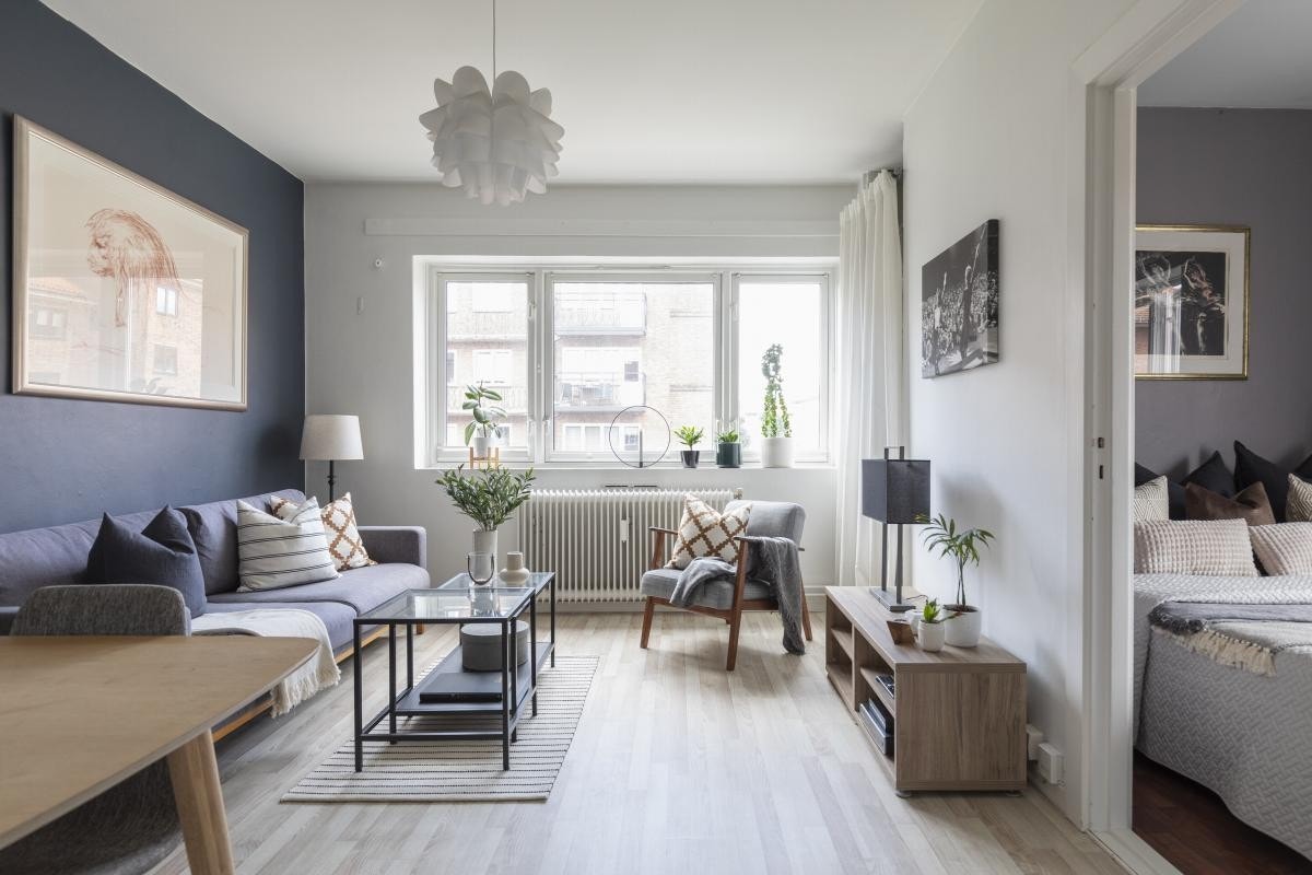 Bak forheng i stuen er det oppbevaringsplass i en praktisk nisje. Galleribilde